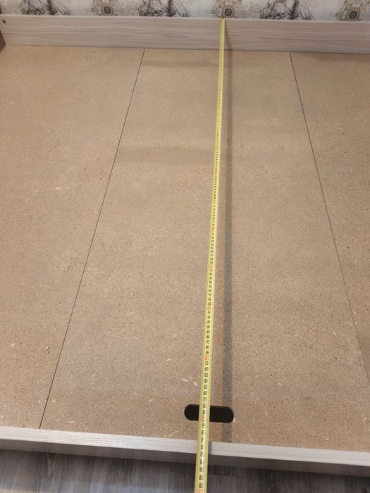 Кровать двухспальная с матрасами.