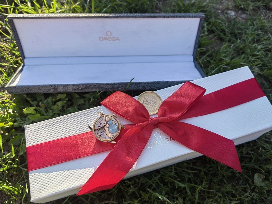 Omega  vintage din aur roz 18k este o bijuterie deosebită.