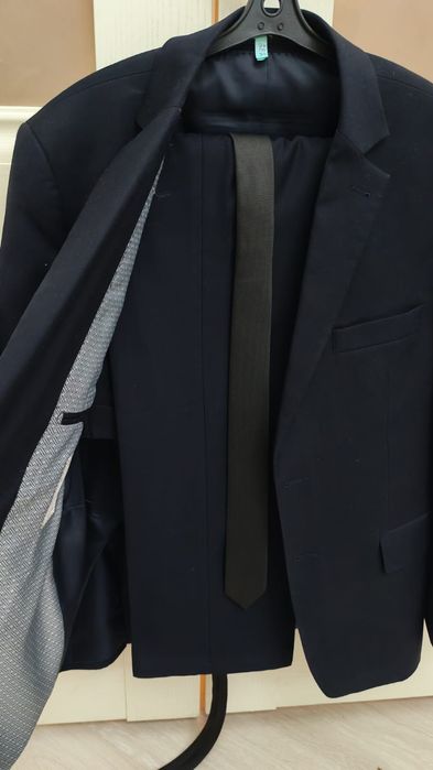 Продаются темно синий костюм