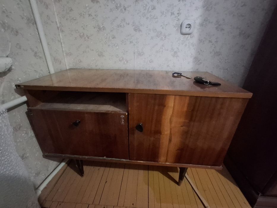 Отдам даром ретро шкаф, тумбу, журнальный столик.