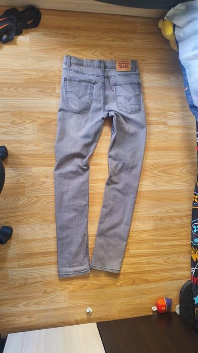 Скини дънки Levi's, необличани; приемам предложения.