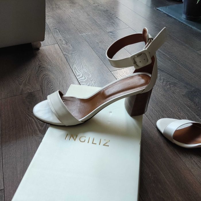 Стилни и елегантни светло бежови сандали