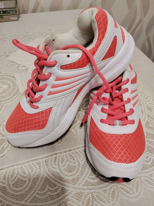 Продам кроссовки новые