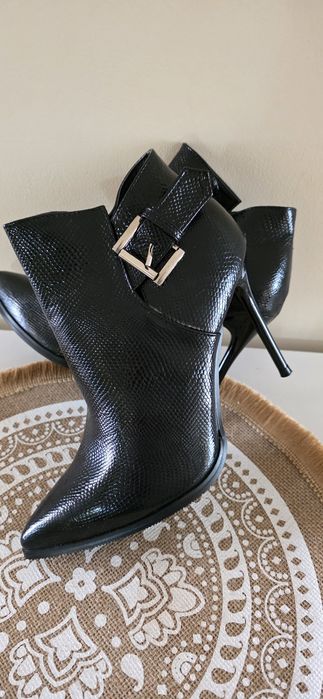 Ботильоны на высокой шпильке.