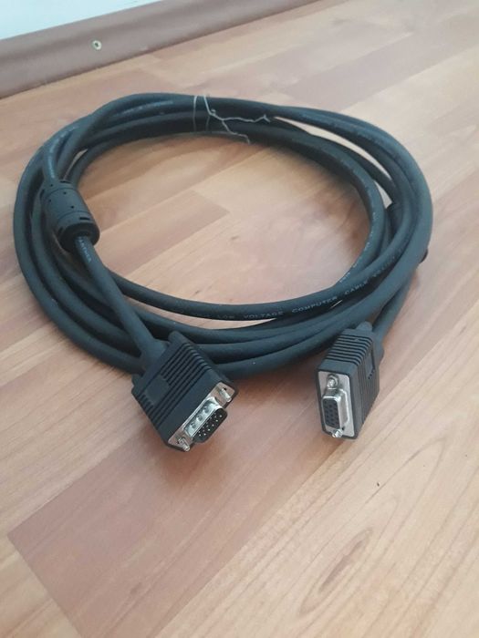 Vand diferite cabluri de conexiune/adaptor