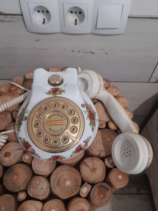 Порцеланов телефон на Royal Albert