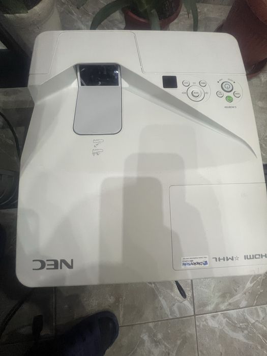 Ултракъсофокусен проектор NEC UM351W