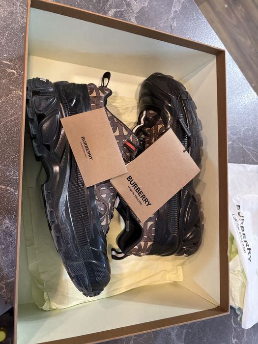 Кроссовки от burberry