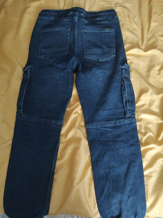 Vând pantalonii lungi