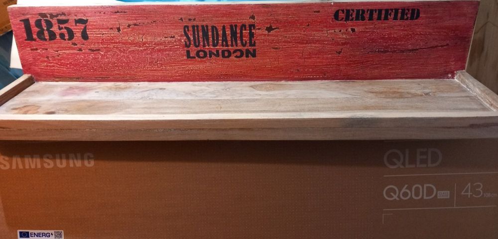 Трапезна маса,рафтове,шкафче от масив