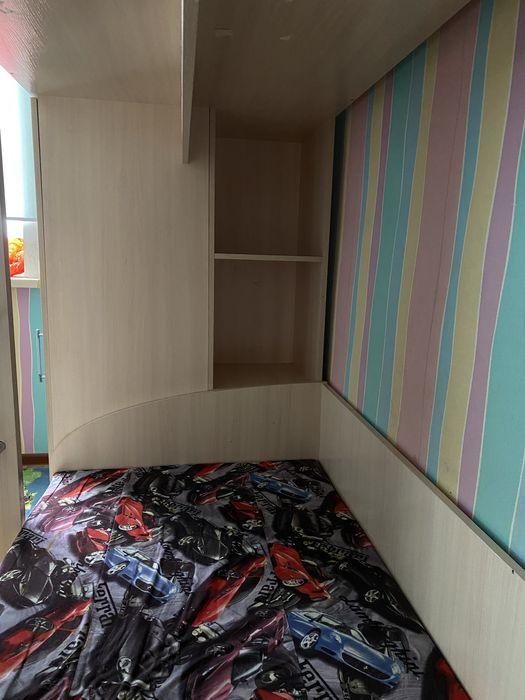 Продается детский кровать двухэтажный с шкафом