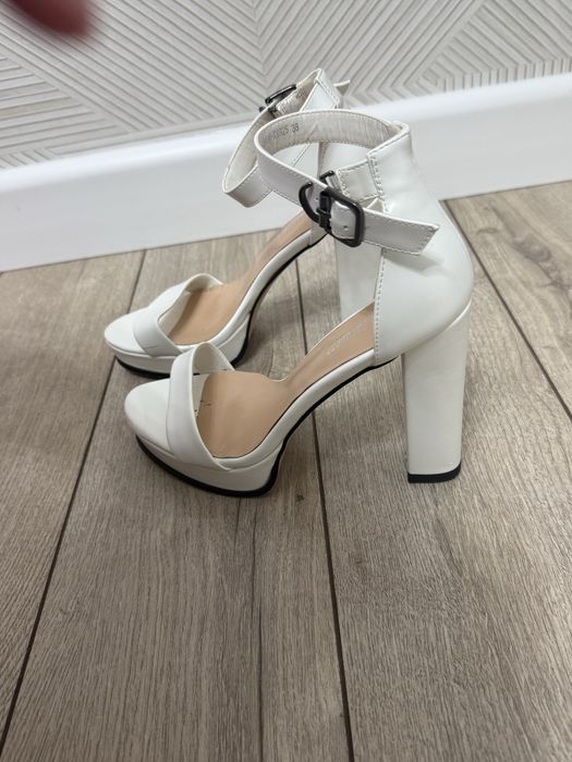 Продам босоножки