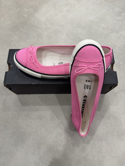 Нови обувки Converse