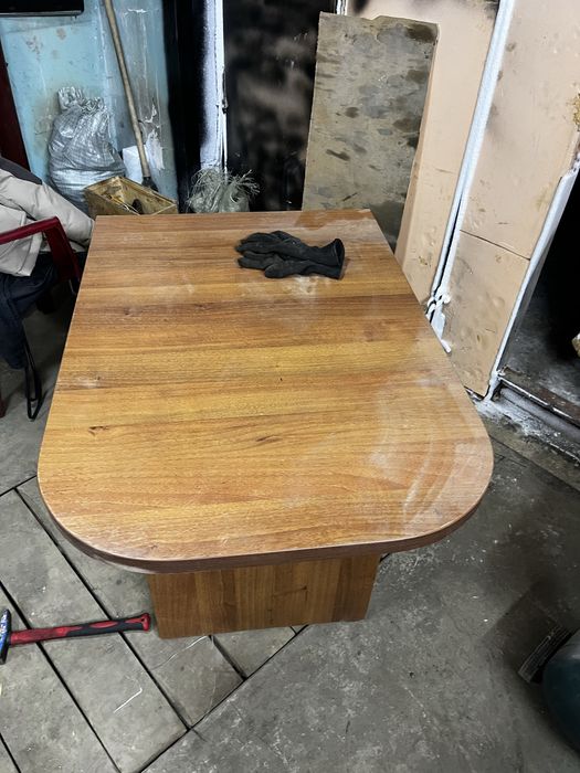 Продам стол добротный