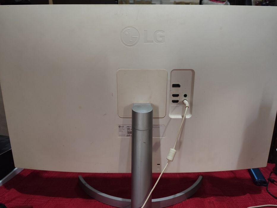 Vând monitor LG 32UN500-W 32” 4K UHD + boxe – PS5/PC