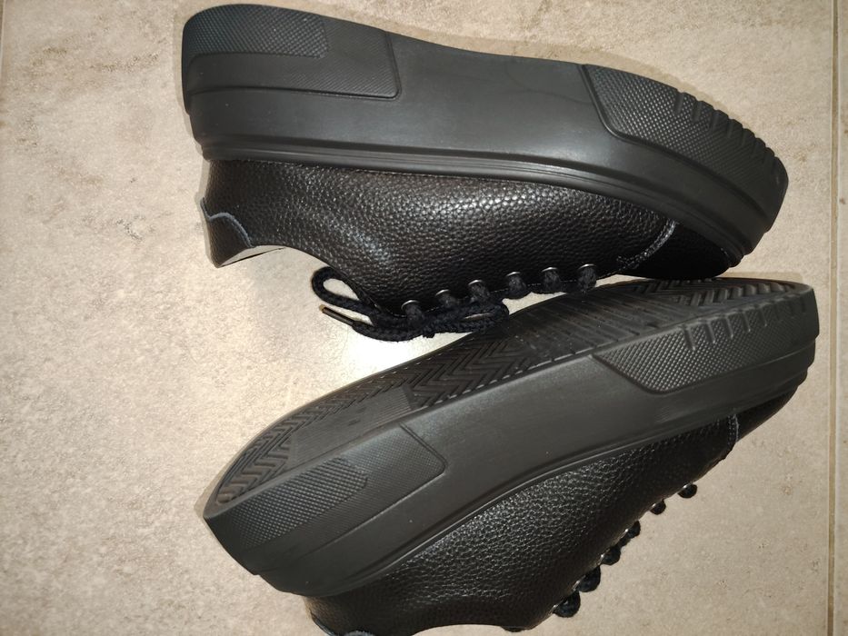 Сникърси . Естествена кожа!