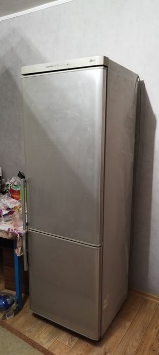 Продам холодильник LG в хорошем состонии. Высота около 190 см.