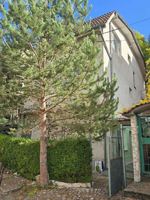 Къща в Пловдив, област-с.Нареченски бани площ 210 цена 75900