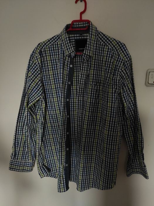 Cămăși de diferite mărimi și modele diferite