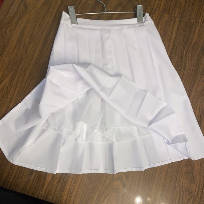 белая плиссированная юбка