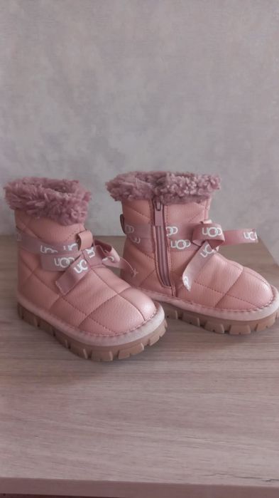 Продам Зимнии Угги 23