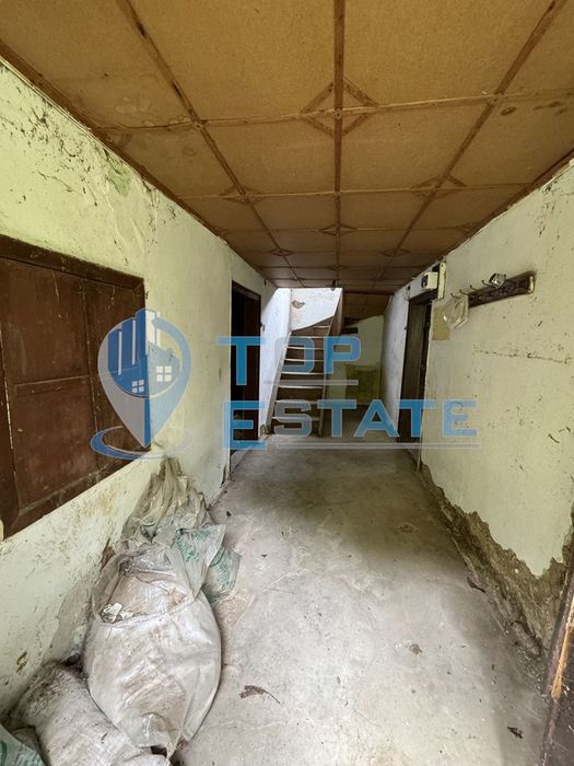 Двуетажна тухлена къща в с. Шарани, област Габрово.