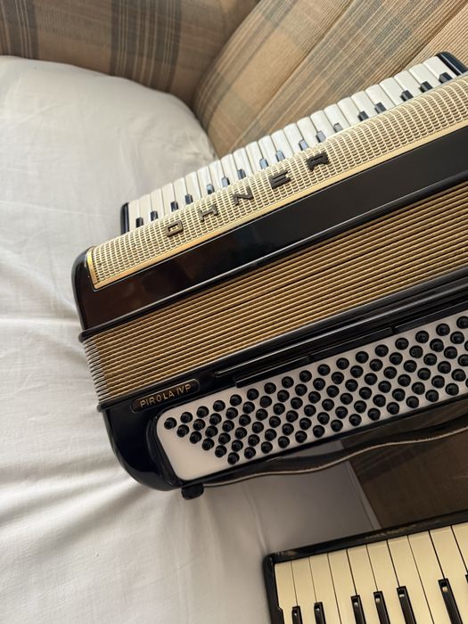 Acordeon HOHNER Pirola IVP si HOHNER Arietta II M