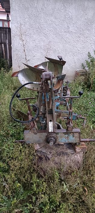 Plug reversibil cu 2 brazde