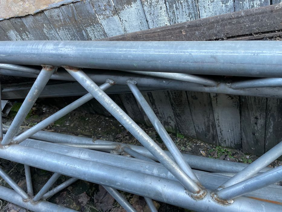 Grinzi metalice zabrelite