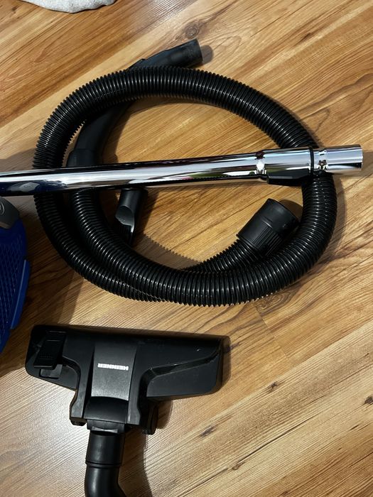 Aspirator cu sac Heinner Viserys 700