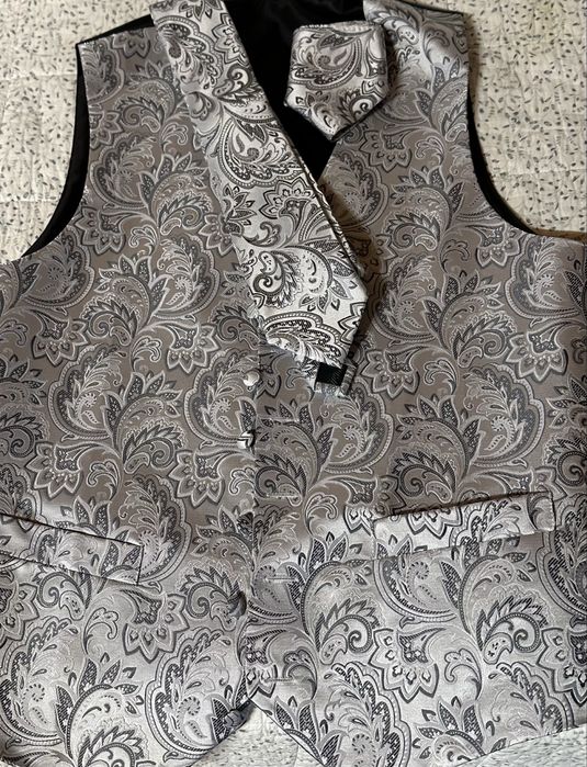 Veste petreceri  cu cravata si batista ,negru argintiu!100setul