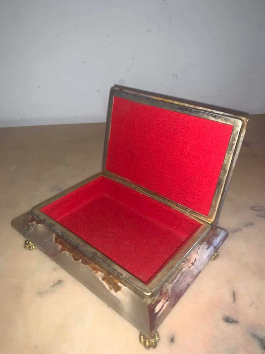 Caseta de bijuteri din piatra onix