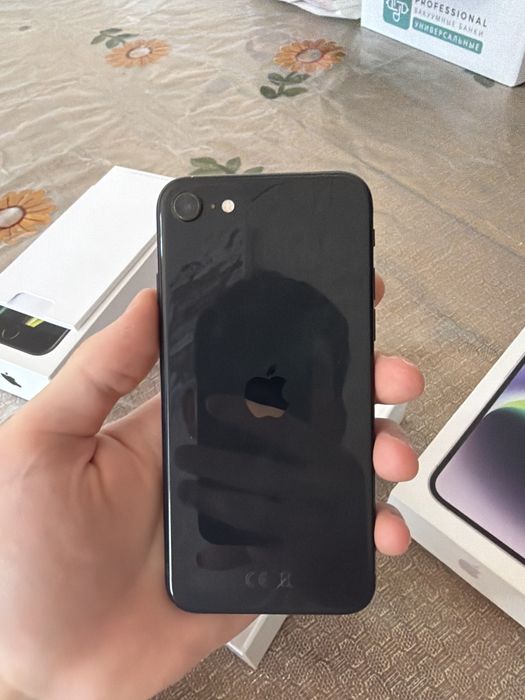 iPhone 14 и iPhone SE 2022