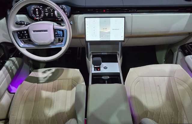 Range Rover P550e Autobioraphy