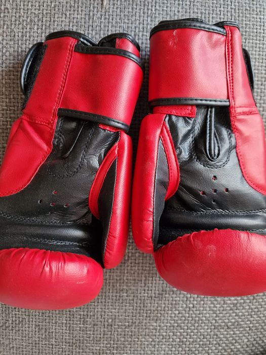 Продам прихожую,  робот пылесос ,перчатки для бокса