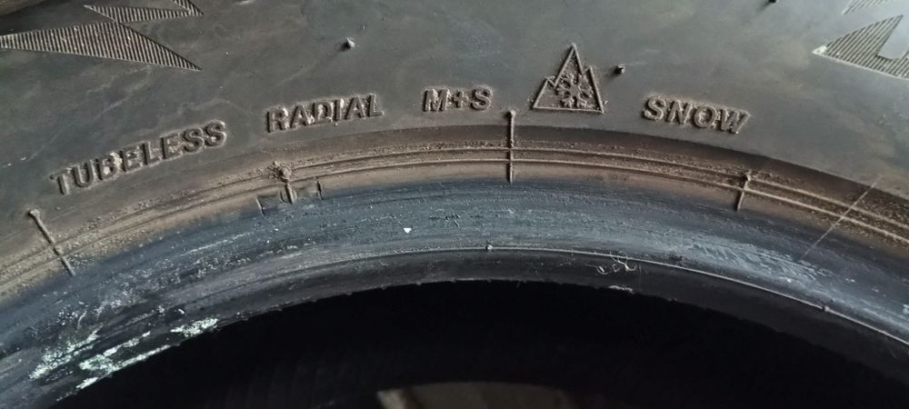 Vand 4 anvelope iarna 205/60R16 Bridgestone