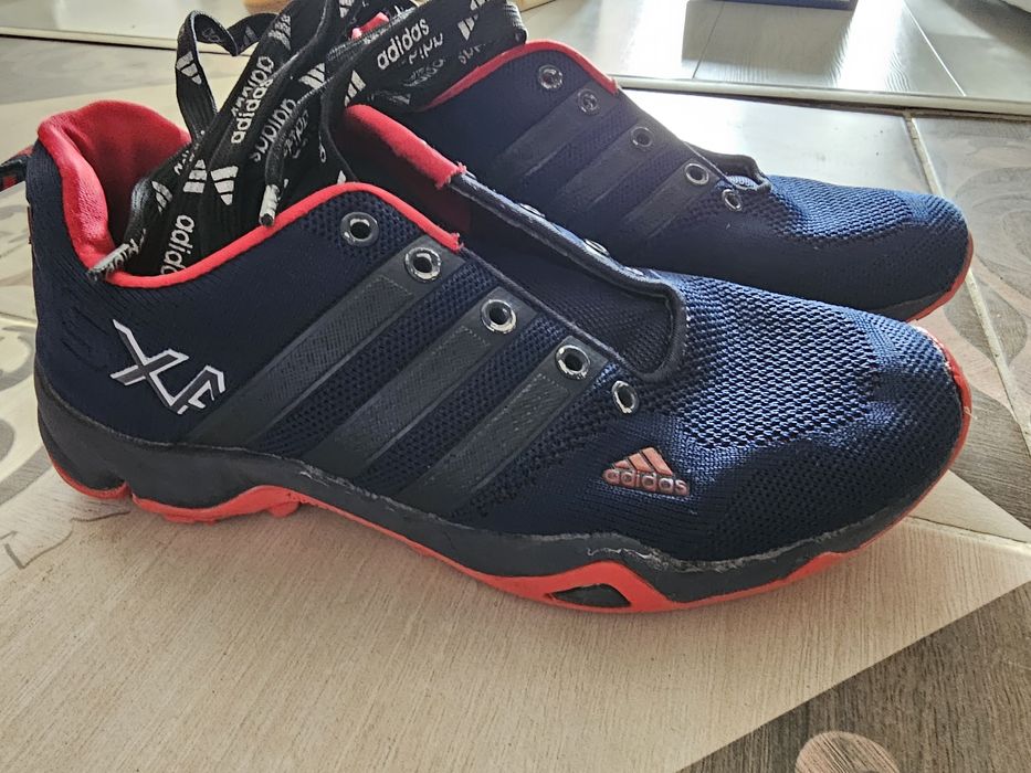 Продам детские кроссовки