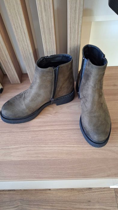 Дамски боти. Цвят каки. 36 номер, но отговарят на 37 номер. Като нови.