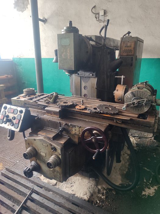 Токарный станок в рабочем состоянии