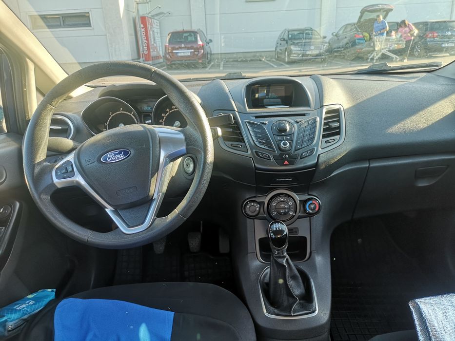 Vând Ford Fiesta