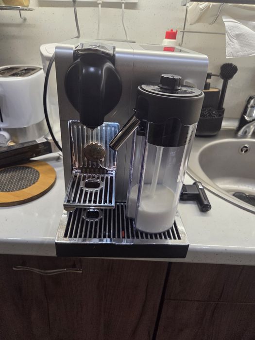 Кафе машина  с капсули Delonghi Latissima