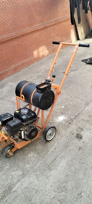 Mașină de tăiat asfalt și beton.