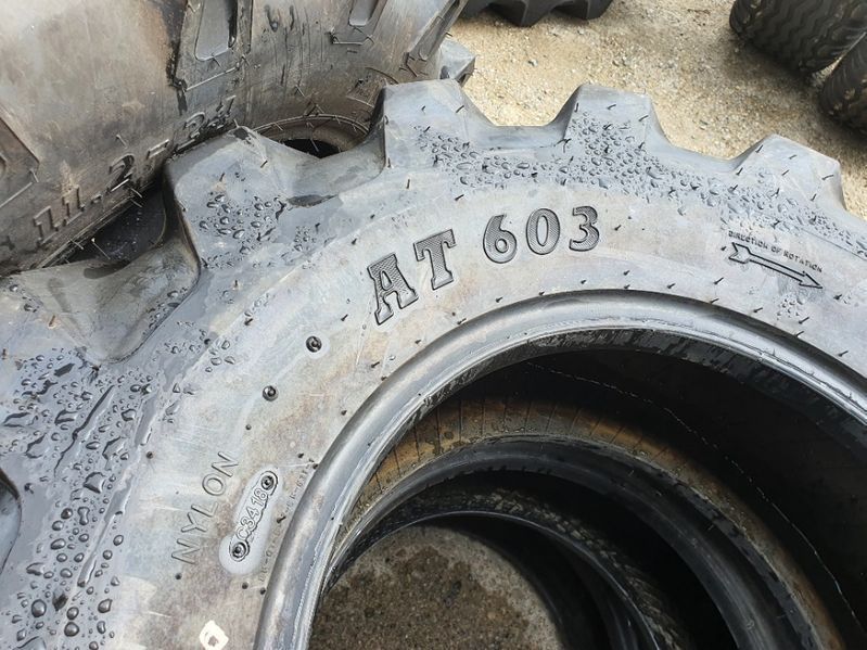 12.5/80-18 Anvelope noi pentru buldo pe fata Komatsu de la BKT RXYT