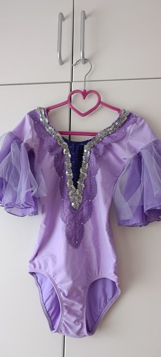 Продавам балетен костюм с аксесоари