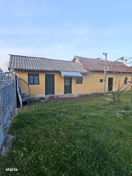 Casa parter, 100 mp utili, 1090 mp teren,  Pielesti