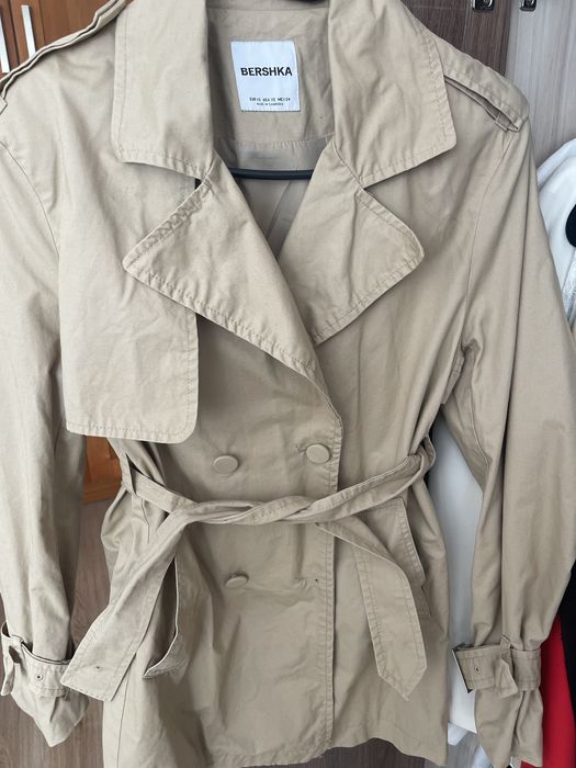 Дамски тренчкот бежов и зелен Bershka