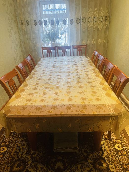 Стол со стулями для гостиной