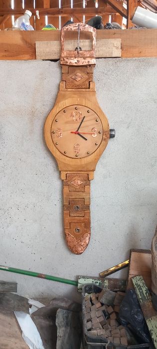 Дървен стенен часовник.