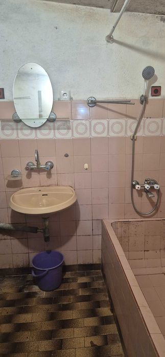 Продава се долен, самостоятелен етаж 30 кв.от къща/ тухла, кв.Даме Груев.