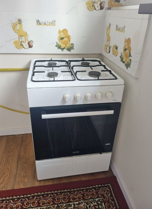 гилам, газ плита, духовая печь, стол стул СОТИЛАДИ